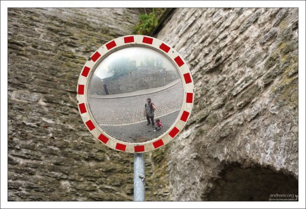 Дорожное зеркало со световозвращающей окантовкой.