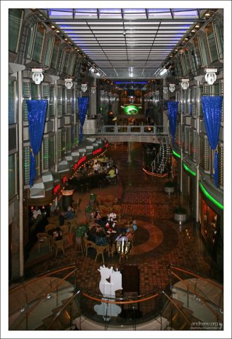 Променад поздно вечером.