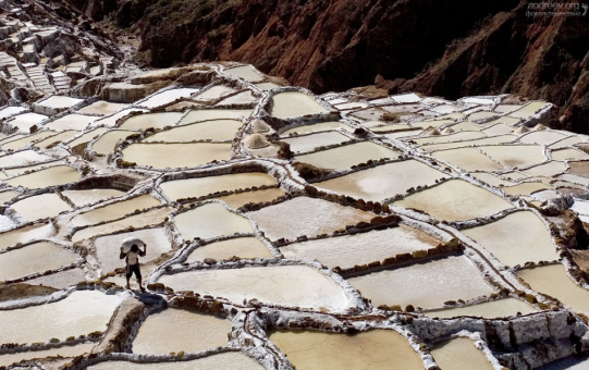 Когда соль подсыхает, её сгребают в небольшие пирамидки, и затем расфасовывают по мешкам.