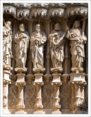 Статуи на западном фасаде базилики.