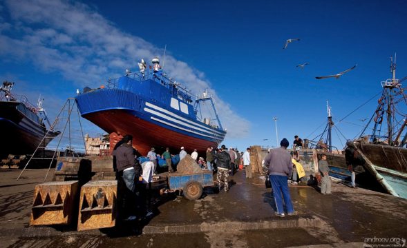 Марокко не располагает современными рыболовными судами и заводами по переработке морепродуктов, чтобы в полной мере воспользоваться своими морскими ресурсами.
