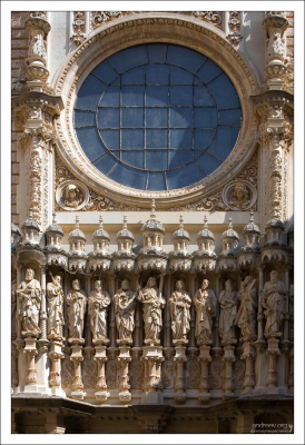 Скульптуры Христа и апостолов над входом в базилику.