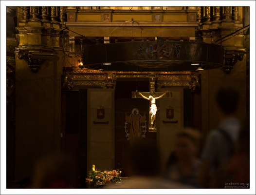 Алтарь в Базилике Девы Марии Монсерратской (исп. Basílica de Mare de Déu de Montserrat).