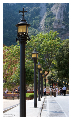 Аллея, украшенная фонарями, ведет к бенедиктинскому монастырю.