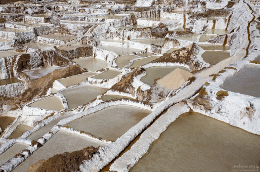 Узкие перемычки-тропинки между соляными террасами.
