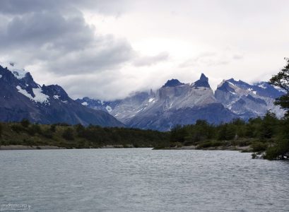Гранитные рога Los Cuernos с уровня реки Grey.