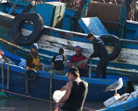 Лодка готовится к отплытию.