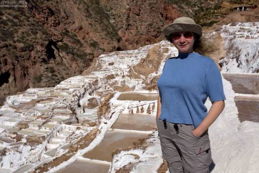 Катя на кромке одной из террас. Salinas de Maras.