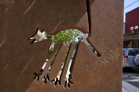 Фигурка непонятно-кого на автобусной остановке в Наске.