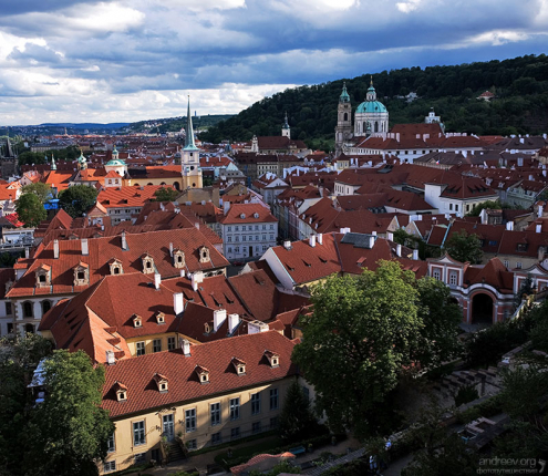 Один из садов у стен Града.