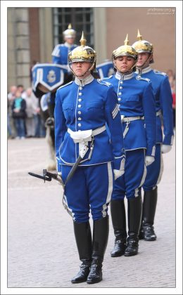 Торжественная смена караула во дворе Стокгольмского королевского дворца.