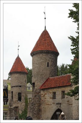 Часть крепостной стены с башнями.