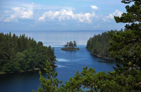 Маленький островок, отделяющий Малую Никоновскую бухту от Ладожского озера.