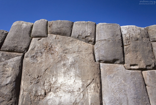 Камни соединены без единой капли раствора. Sacsayhuamán.