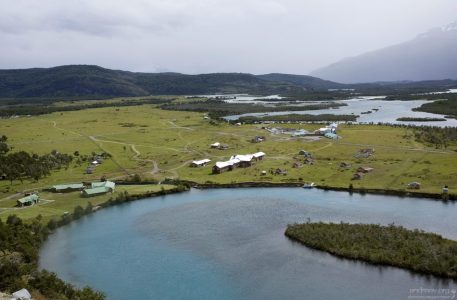 Инфо-центр и хозяйственные постройки рядом с изгибом реки Serrano.