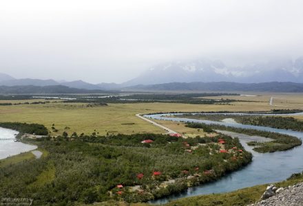 Красные крыши кемпинга Rio Serrano.