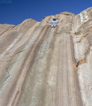 Катя собирается съехать с холма Rodadero Hill. Церемониальный комплекс Саксайуаман.