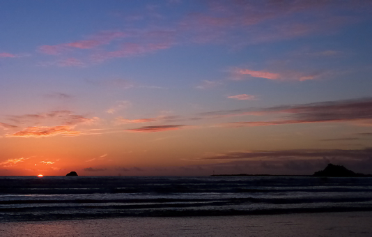 Солнце почти скрылось в Тихом океане, лишь слегка выглядывая из-за горизонта.