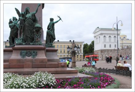 Фигуры, олицетворяющие «Просвещение» (Lux) у подножия памятника Александру II.