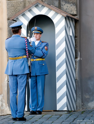 Охраняют Град стражи президентской гвардии, аналог российского Кремлевского полка.