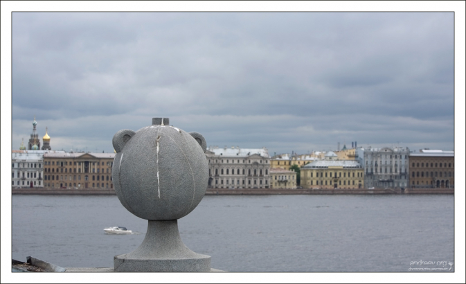 Традиционный для Питера гранитный шар. На этот раз с ушками. Петропавловская крепость.