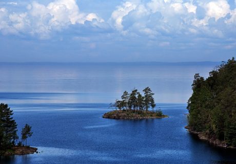 Островок, рябь и гладь.