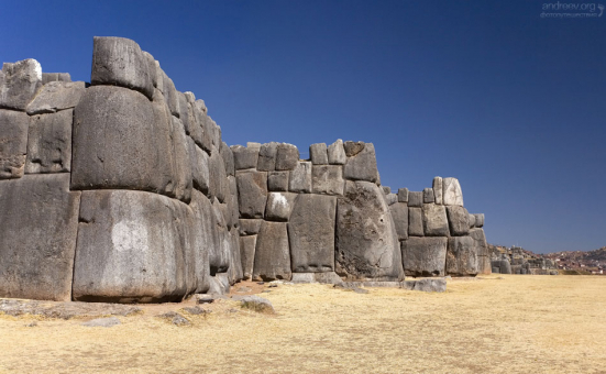 Стены из огромных валунов построены используя только наклонную плоскость. Церемониальный комплекс Саксайуаман.