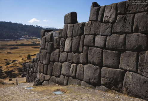 Камни так плотно пригнаны друг к другу, что не видно даже маленькой щели. Церемониальный комплекс Саксайуаман.