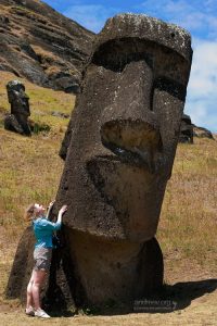Взрослый человек достает некоторым истуканам в лучшем случае до подбородка.