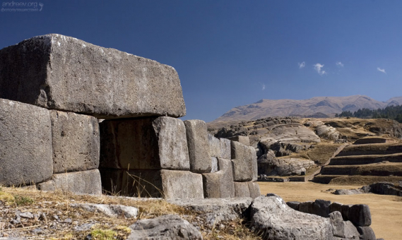 В стенах было несколько ворот в форме трапеции, которые могли запираться с помощью каменных блоков. Церемониальный комплекс Саксайуаман.