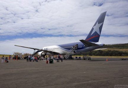 Разгрузка только что прилетевшего самолета авиакомпании "LAN".