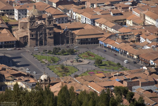 В центре Куско расположена площадь Plaza de Armas, то бишь - Оружейная.