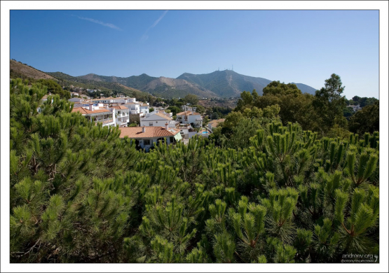 Вид на городок Михас в одноименных горах.