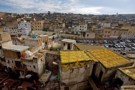 Вид со смотровой площадки на кожевенный кооператив в медине.