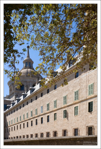 Строгий фасад монастыря Эль-Эскориал (16-й век).