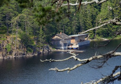 Левый берег бухты довольно пологий, в отличие от 40-метрового правого.