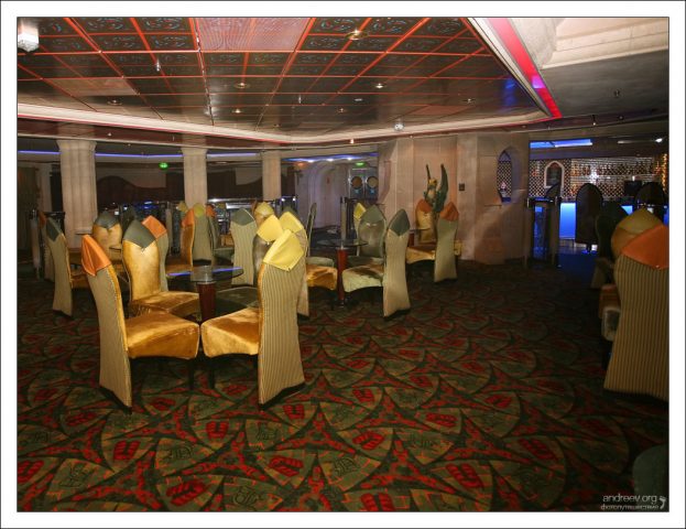 Готичный диско-клуб “Драконово логово” (”Dragon’s Lair”).