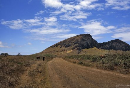 Дорога к карьеру Rano Raraku.