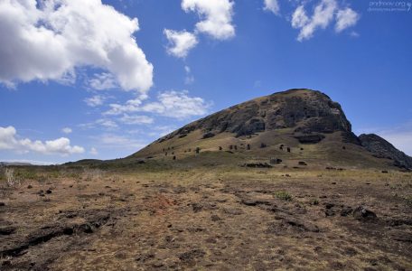 Карьер Rano Raraku, откуда пошли все истуканы.