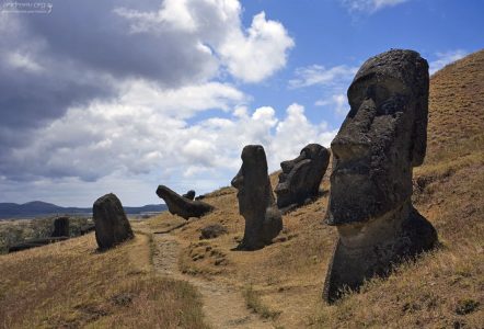 Тропинка, проходящая между основными истуканами в карьере Rano Raraku.