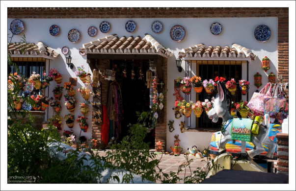 Магазин сувениров в городке Михас.