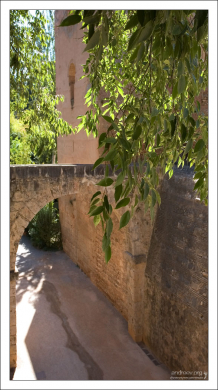 На входе в Альгамбру.