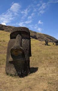 Истукан, зарывшийся в землю по горло.