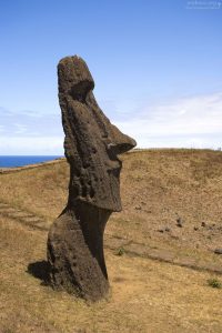 Сильно обветрившийся истукан.