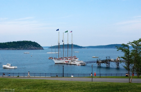 Парусник в гавани Bar Harbor.