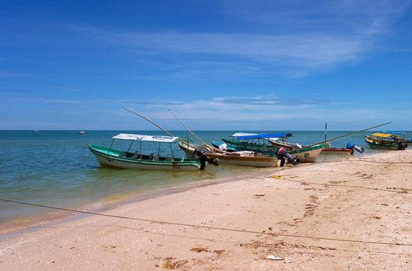 Рыбацкие лодки на пляже в Селестуне.