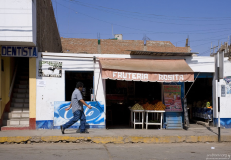 Фруктово-овощная лавка и стоматологический кабинет.