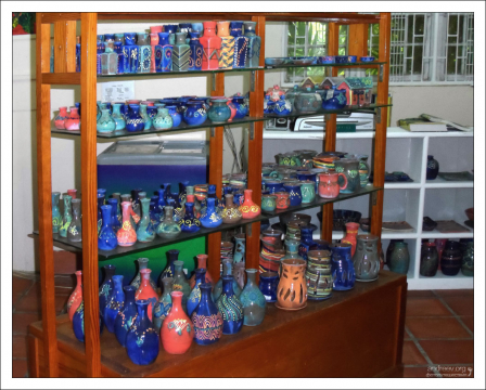 Лавка керамики в заповеднике "Flower Forest".