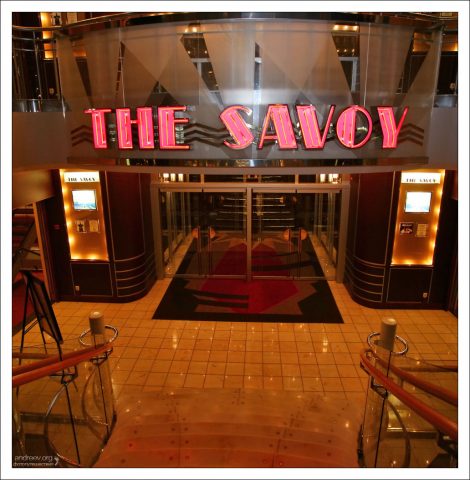 Театр "The Savoy", где проводятся различные музыкальные и комедийные шоу.