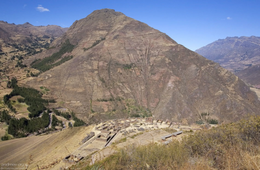 Цитадель Каллакаса (Q’allaqasa) с высоты храма Солнца. Руины Pisac.